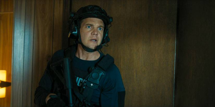Kyle (Taylor Handley) como parte da equipe SWAT da KPD invadindo um laboratório de drogas na terceira temporada de Mayor of Kingstown.