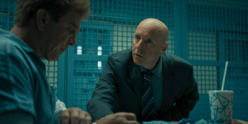 Ian (Hugh Dillon) interrogando Charlie (Kenny Johnson) na terceira temporada de Mayor of Kingstown.