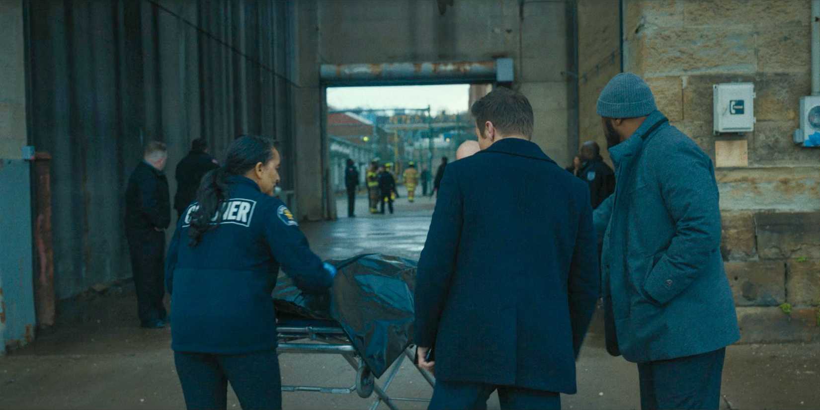 Mike e Karem observam os corpos dos prisioneiros mortos no ataque de granada em Mayor of Kingstown Temporada 3 Episódio 8