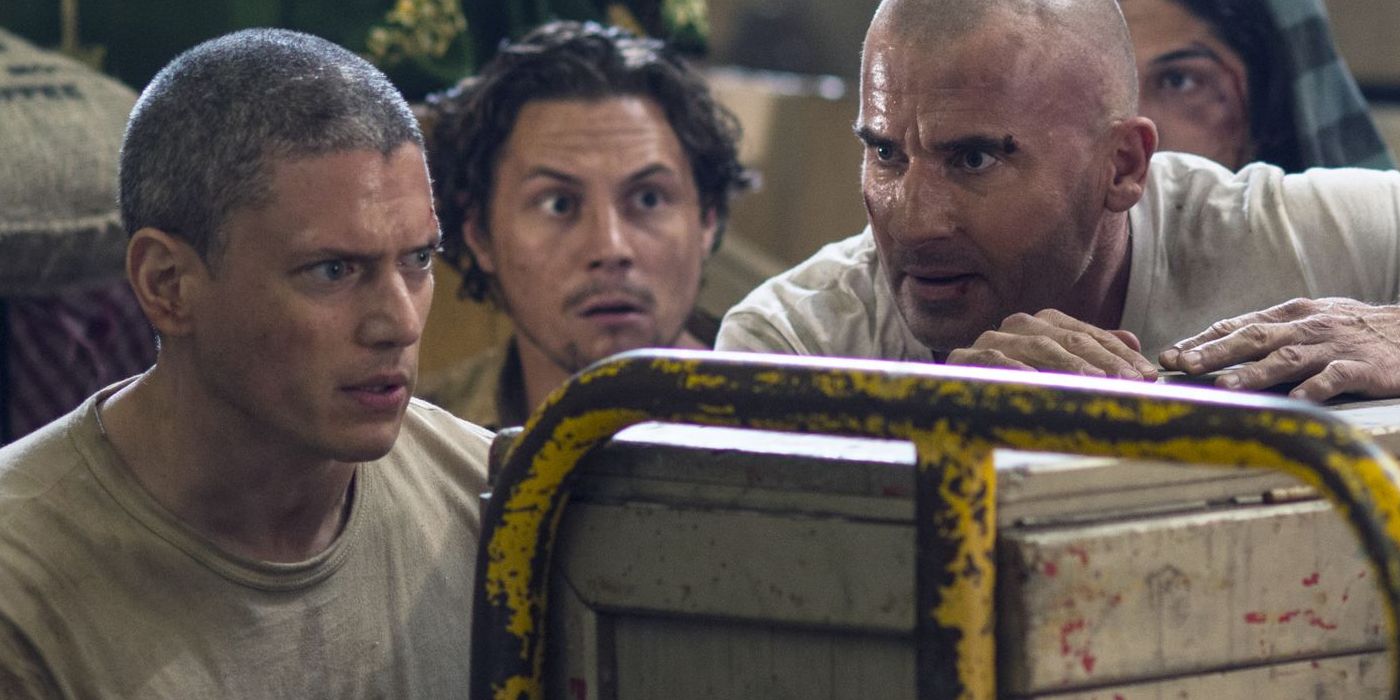 Michael and Lincoln hiding behind a crate in Prison Break season 5