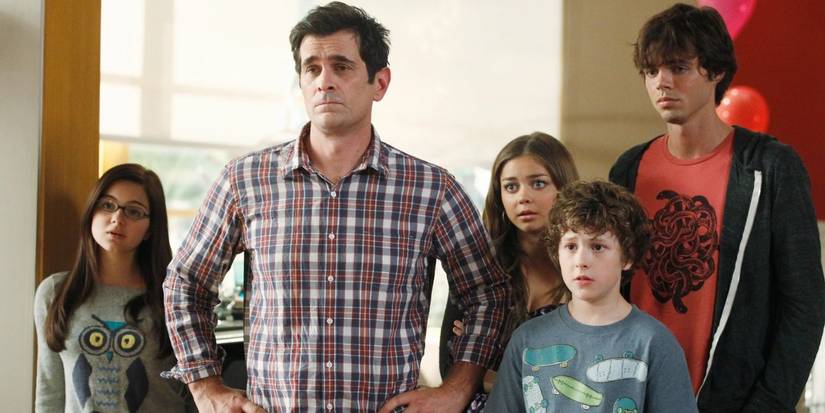 Phil com as mãos na cintura e parecendo chateado em Modern Family