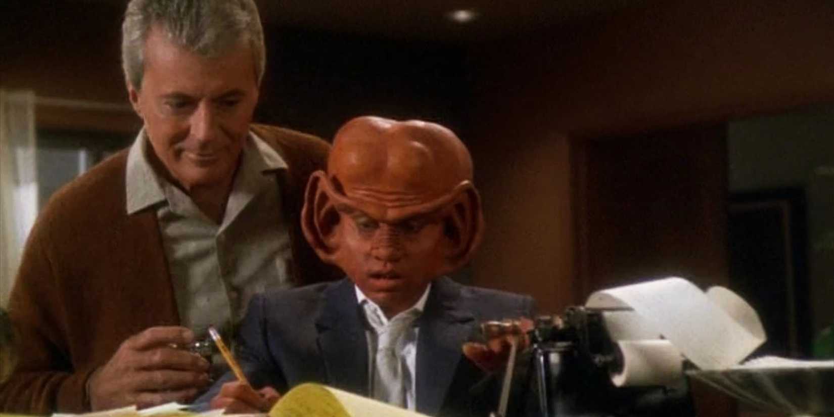 James Darren como Vic Fontaine com Nog em Star Trek: Deep Space Nine.