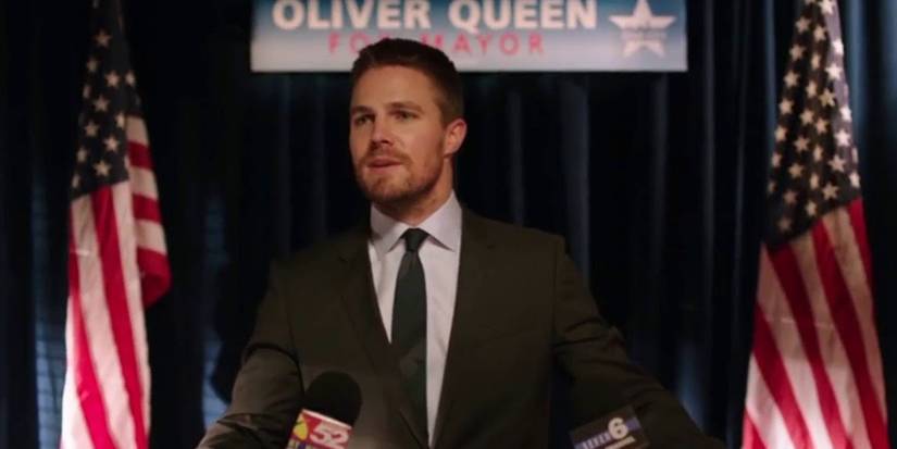 Oliver Queen se candidatando a prefeito em Arrow, 4ª temporada.
