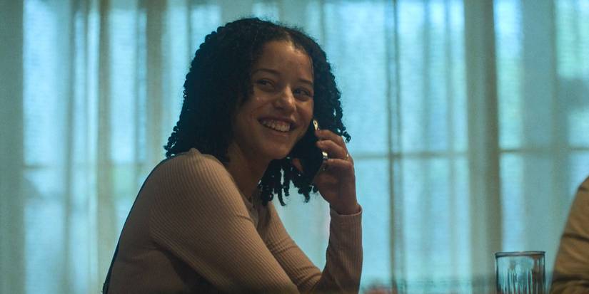 Джейден (Chase Infiniti) улыбается, отвечая на телефонный звонок в 5-й эпизоде 1 сезона Presumed Innocent