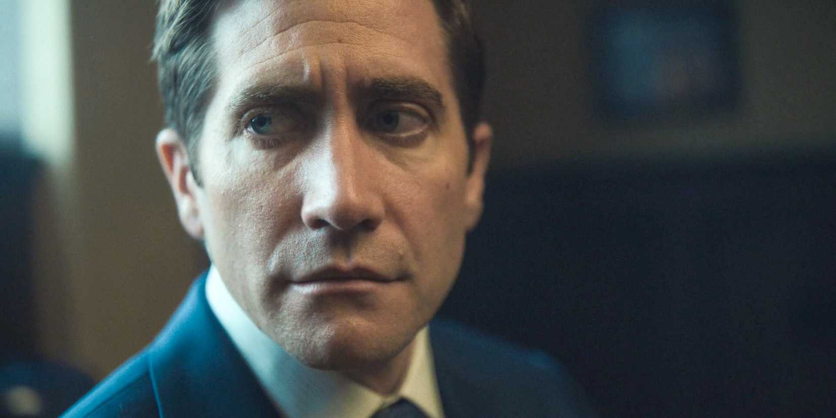 Крупный план Русти (Джейк Гилленхал), выглядящего нервно перед заключительным судебным заседанием в 8-й серии 1 сезона сериала "Presumed Innocent"