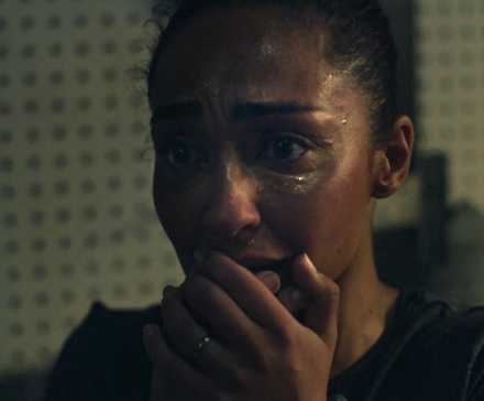 Барбара Сабич (Рут Негга) в слезах, с руками над ртом, шокирована, узнав о признании ее дочери, Джеден, в 8-й серии 1 сезона сериала "Presumed Innocent"