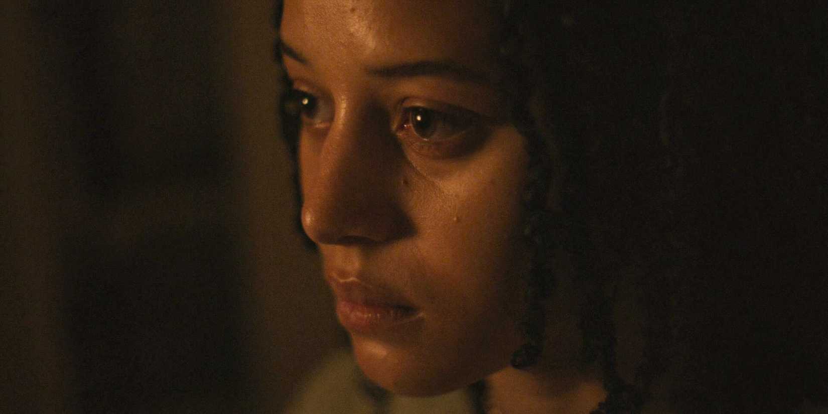 Крупный план Джеден (Чейс Инфинити) на ночь убийства Карлоин в 8 эпизоде 1 сезона Presumed Innocent