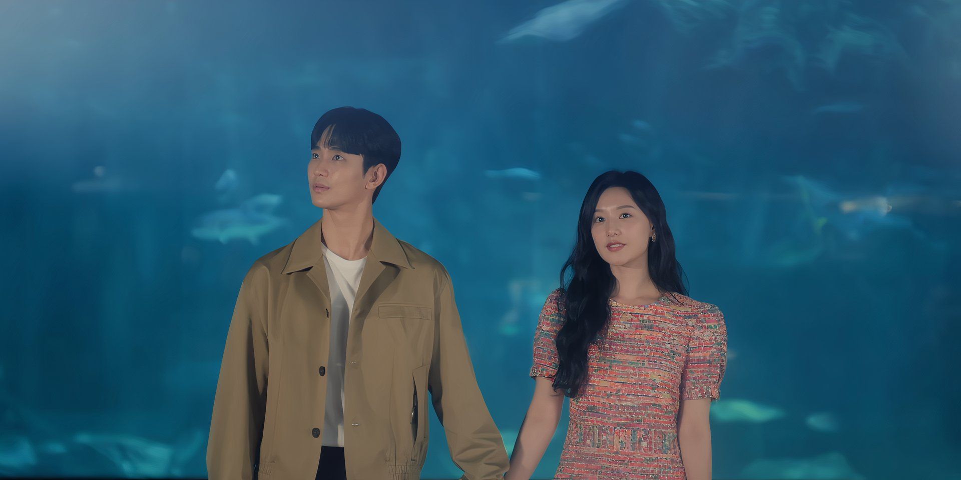 Queen of Tears' Hong Hae-in and Baek Hyun-woo hold hands in an aquarium