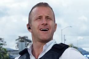 Scott Caan hawaii five. o as Danny wearing a earpiece