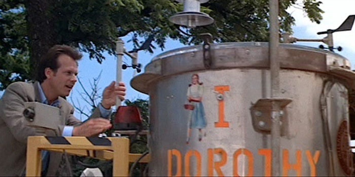 El Dr. Bill Harding de Bill Paxton en Twister con el dispositivo Dorothy