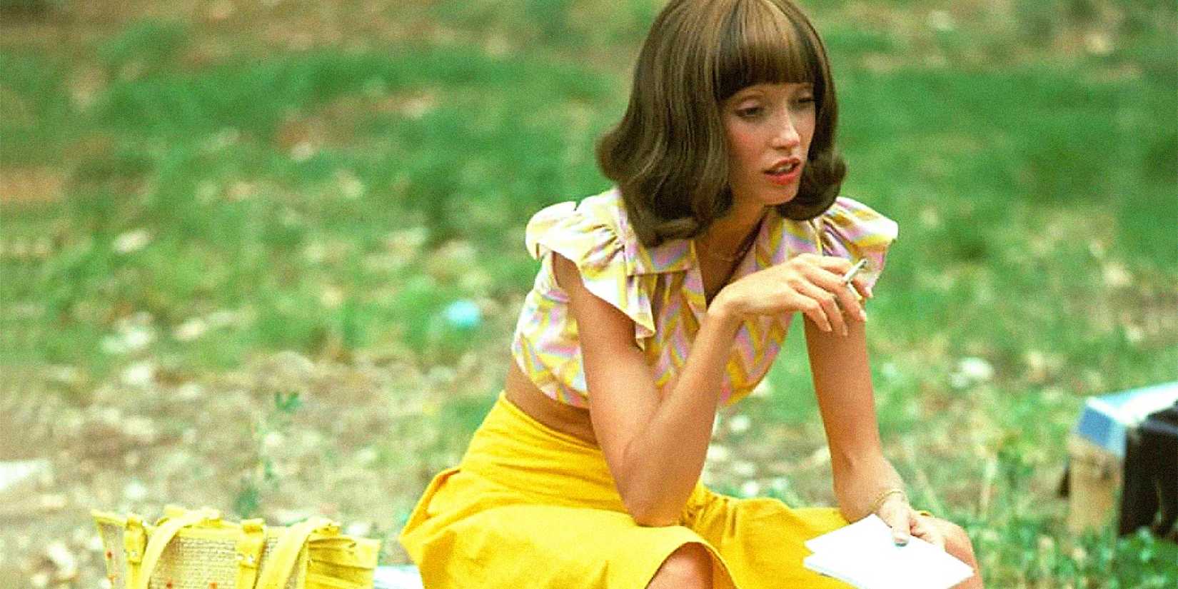 Shelley Duvall smoking a cigarette in 3 Women