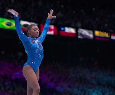 Симона Байлс на соревновании в документальном сериале Netflix "Симона Байлс: Возвышение" (2024).