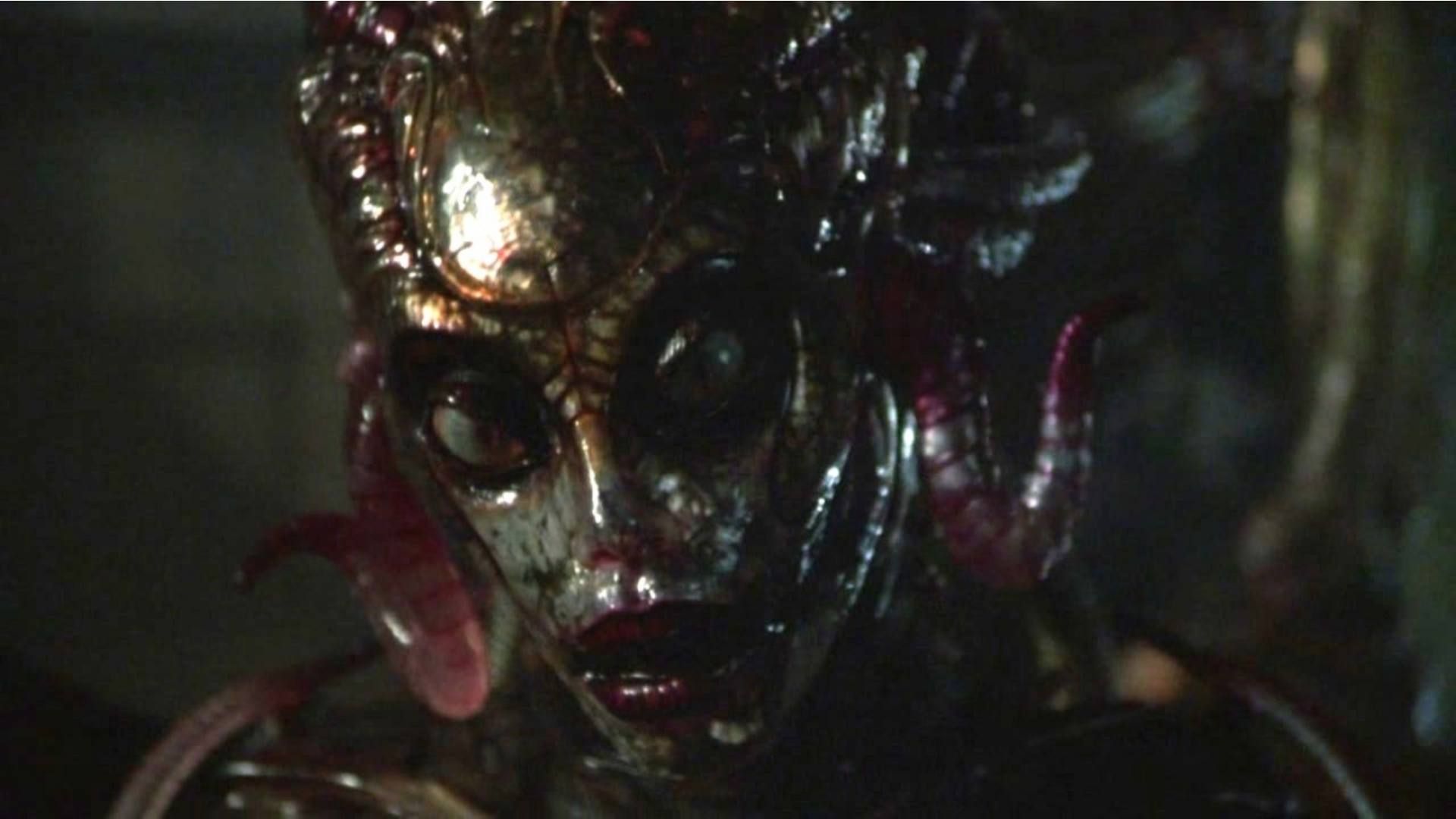 L'alieno osserva nello film Species