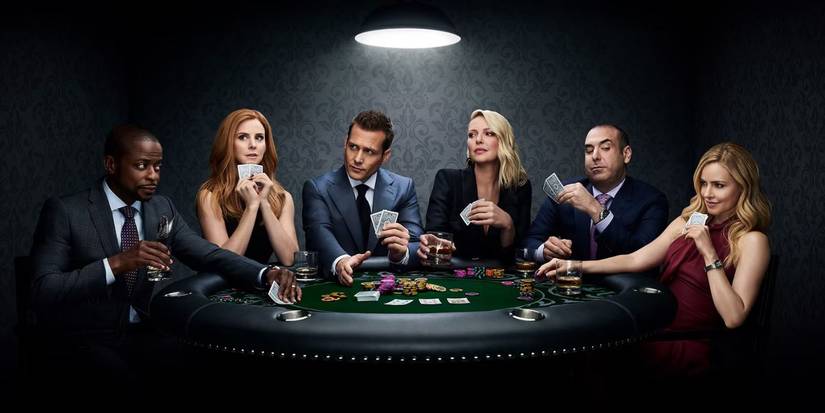 O elenco de Suits na 8ª temporada jogando cartas