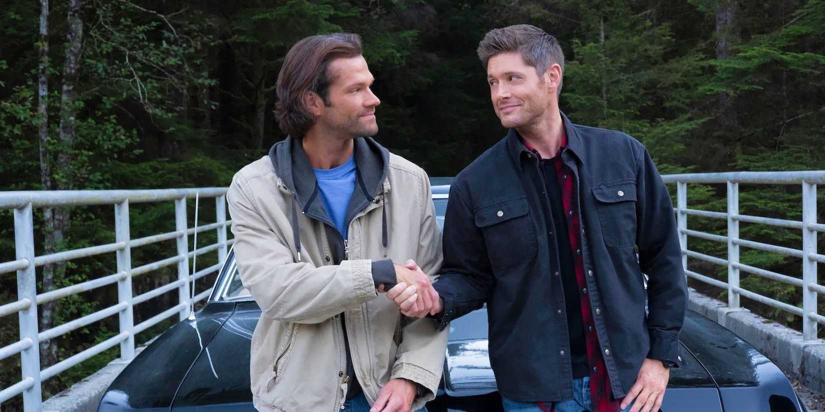 Sam (Jared Padalecki) agitando a mão de Dean Winchester (Jensen Ackles) no final da série sobrenatural.
