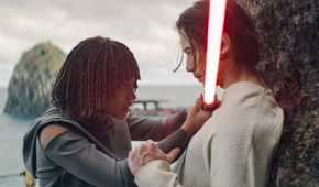 Osha (Amandla Stenberg) holding a lightsaber up to Qimir's (Manny Jacinto) neck in The Acolyte season 1 episode 6