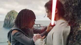 Osha (Amandla Stenberg) holding a lightsaber up to Qimir's (Manny Jacinto) neck in The Acolyte season 1 episode 6