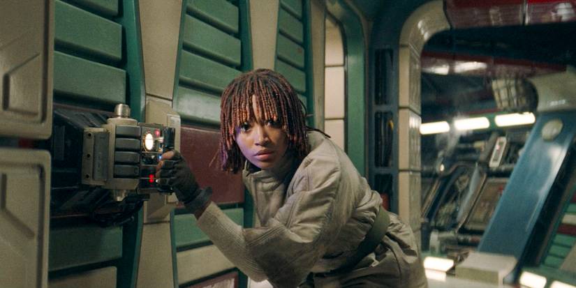 Mae (Amandla Stenberg) tentando roubar uma nave para escapar do Mestre Sol em The Acolyte, temporada 1, episódio 8.