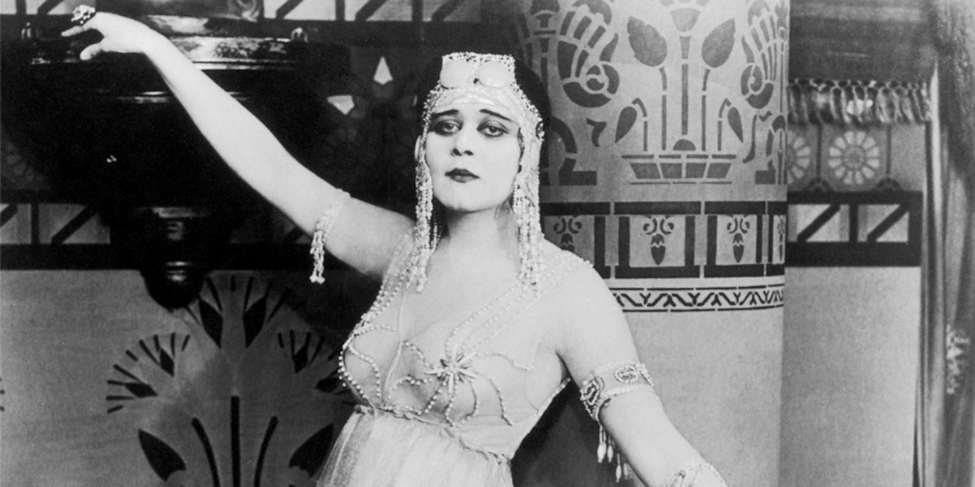 MaXXXine: Explicación de la estrella del Paseo de la Fama de Theda Bara y cómo vuelve a llamar a Pearl