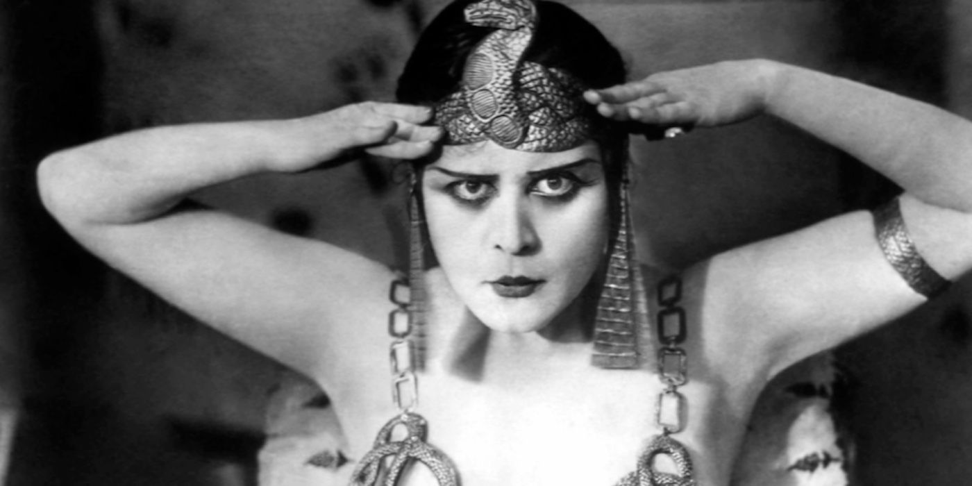 MaXXXine: Explicación de la estrella del Paseo de la Fama de Theda Bara y cómo vuelve a llamar a Pearl