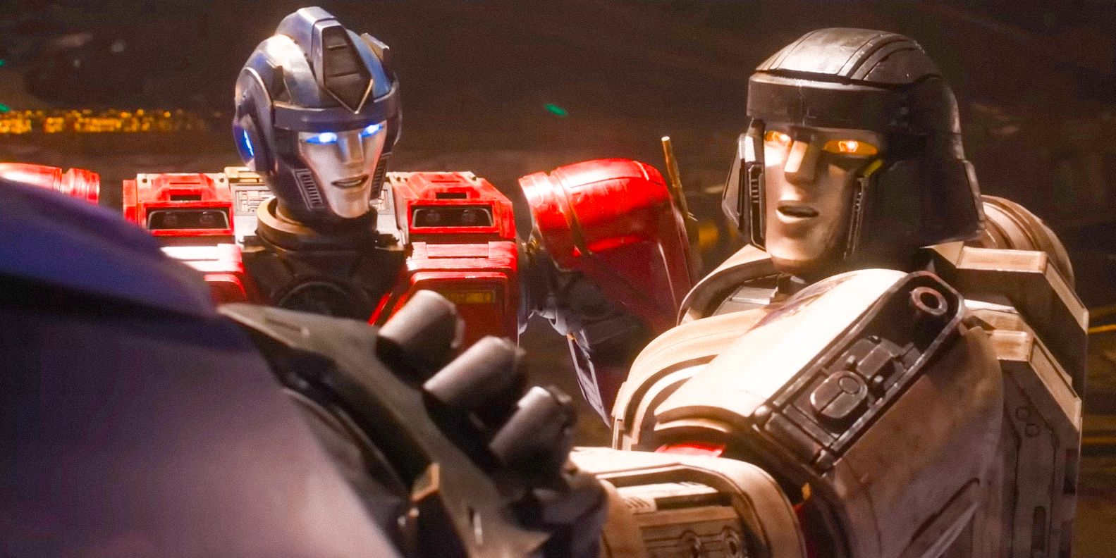 D-16 / Megatron (Brian Tyree Henry) defendendo Orion Pax / Optimus Prime (Chris Hemsworth) em Transformers One
