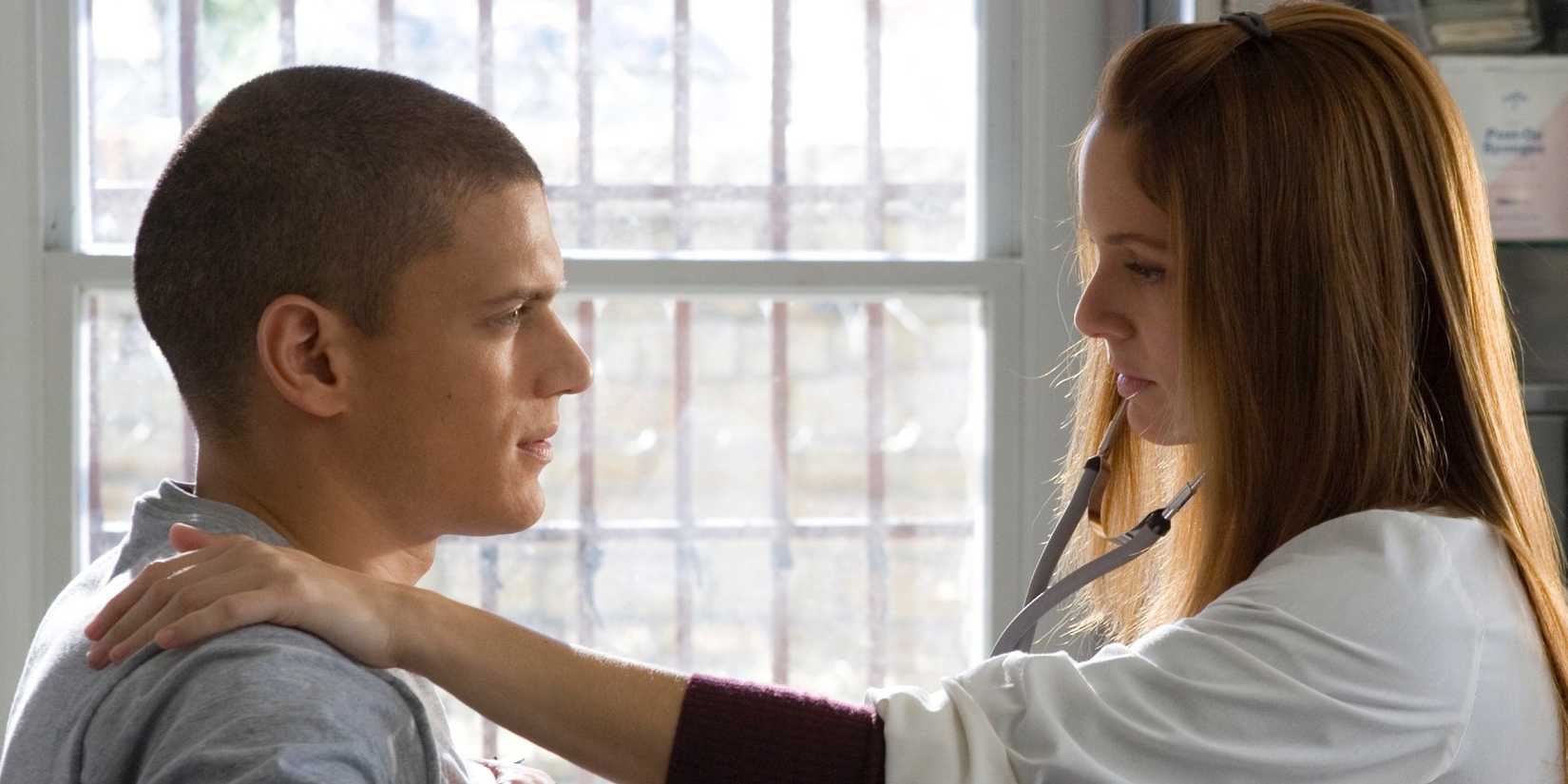 11 Major TV Show Retcons That Infuriated Fans 2 Sara with her hand on Michael's shoulder in Prison Break season 1