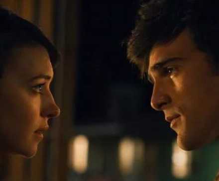 Джейкоб Элорди и Дейзи Эдгар-Джонс смотрят друг другу в глаза.