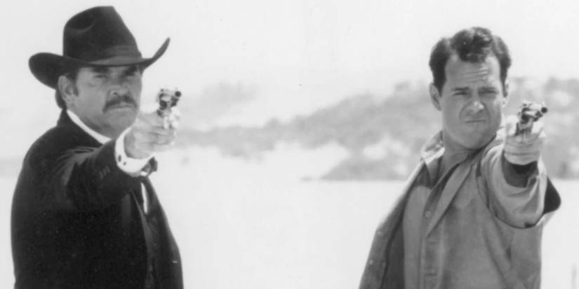 James Garner als Wyatt Earp und Bruce Willis, die in „Sunset“ mit Waffen zielen