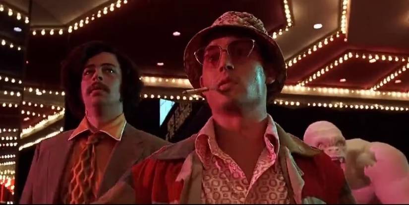 Raoul Duke (Johnny Depp) com um cigarro na boca em Medo e Delírio em Las Vegas