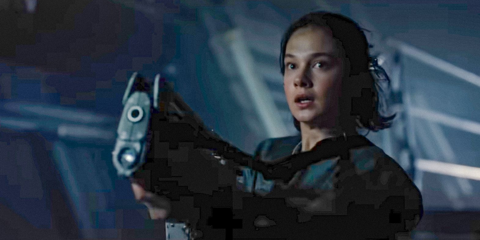 Cailee Spaeny aiming a gun in Alien Romulus