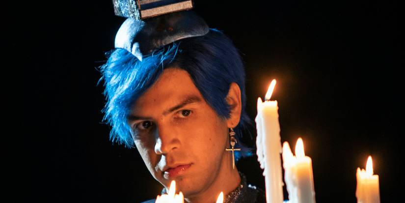 Хулио Торрес в роли Андреса, серьезно смотрит на свечи в Los Espookys