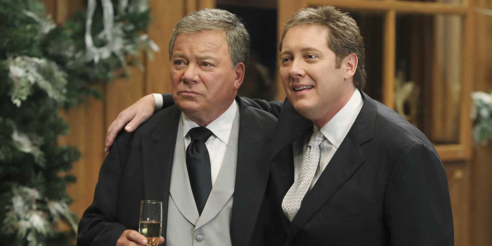 alan shore (james spader) coloca um braço em volta de denny crane (william shatner) em boston legal