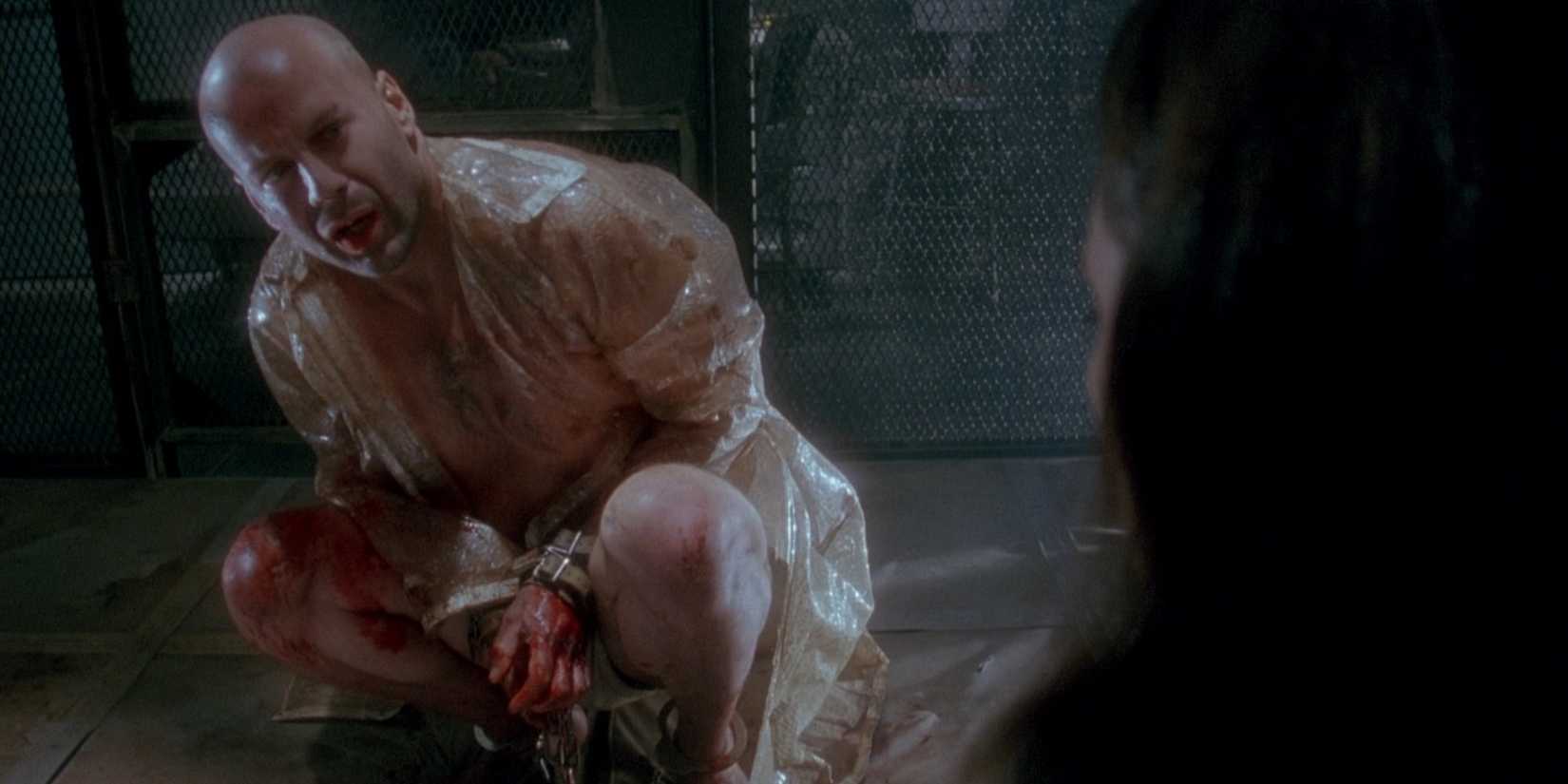 Брюс Уиллис, покрытый кровью в фильме "12 обезьян"