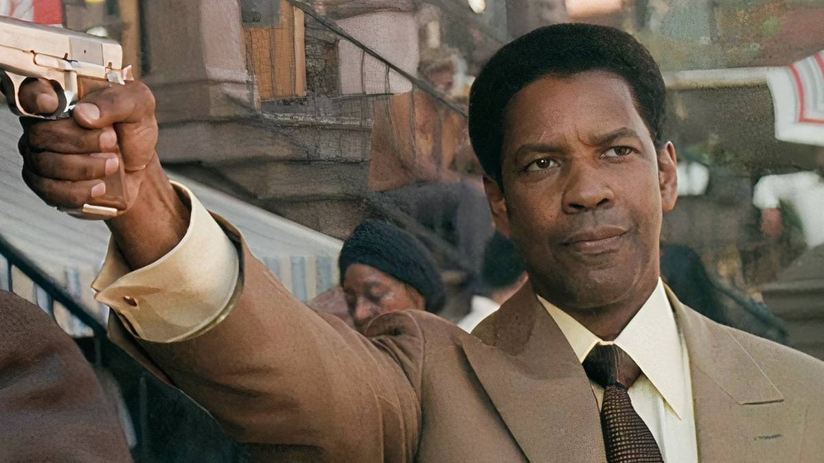Denzel Washington pointing a gun in American Gangster