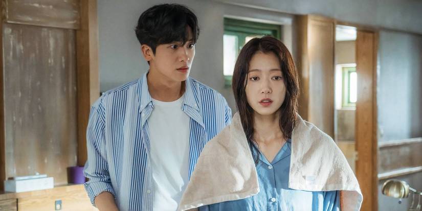 Doctor Slump's Yeo Jung-woo looks at Nam Ha-neul who has wet hair.