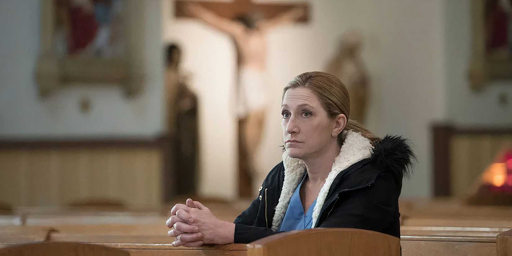 Edie Falco como Jackie em cena de Nurse Jackie