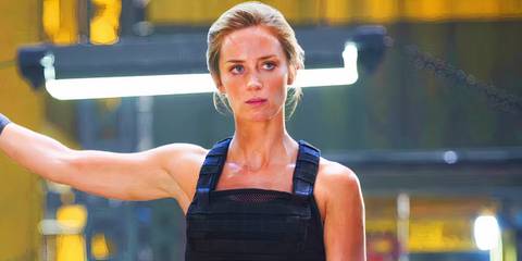 Emily Blunt as Rita Vrataski showing her muscles in Edge of Tomorrow