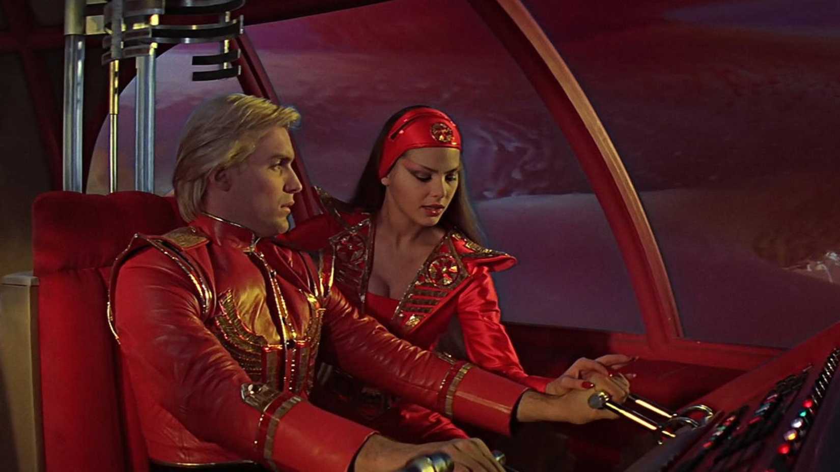 Flash Gordon (Sam J. Jones) operando os controles de uma nave no Planeta Mongo.