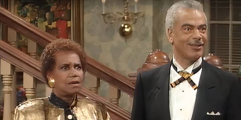 O avô Huxtable (Earle Hyman) e Anna Huxtable (Clarice Taylor) em pé um ao lado do outro em The Cosby Show.