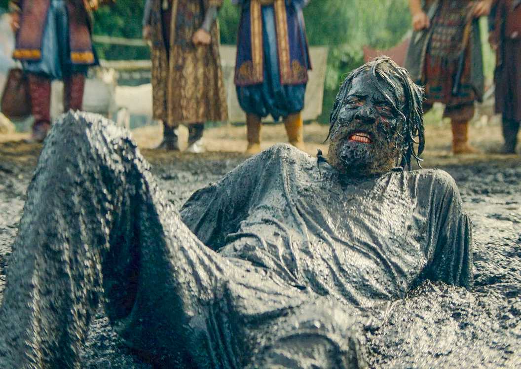 Tyland Lannister (Jefferson Hall) covered in mud in House of the Dragon season 2 Episode 8