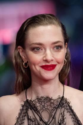 Cabeça de Amanda Seyfried na estréia de 'Seven Veils' durante o 74º Festival Internacional de Cinema de Berlim