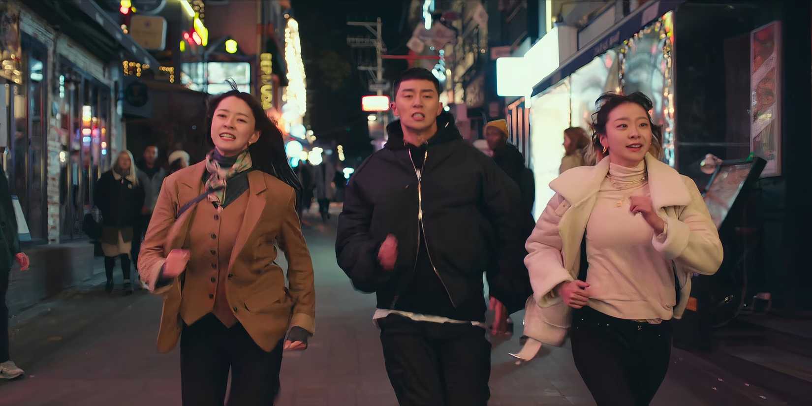 Jo Yi-seo, Park Sae-ro-yi and Oh Soo-ah run through the streets in Itaewon Class