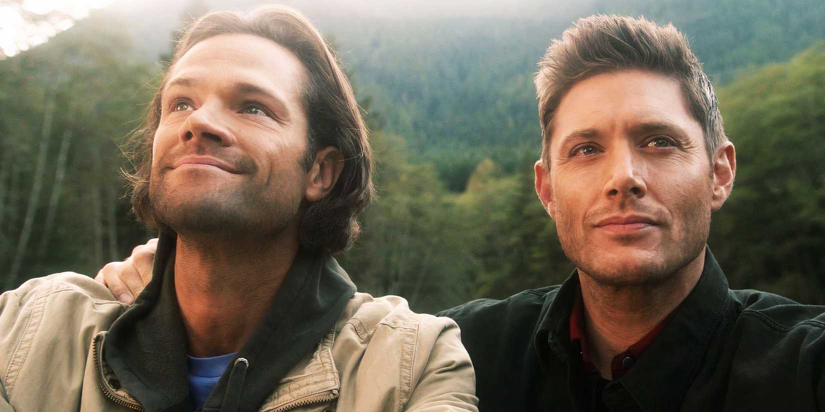 Sam (Jared Padalecki) e Dean Winchester (Jensen Ackles) sorrindo juntos no final da série Supernatural