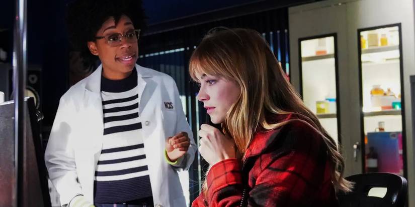 Kasie Hines (Diona Reasonover) talking to Ellie Bishop (Emily Wickersham) in the lab in NCIS