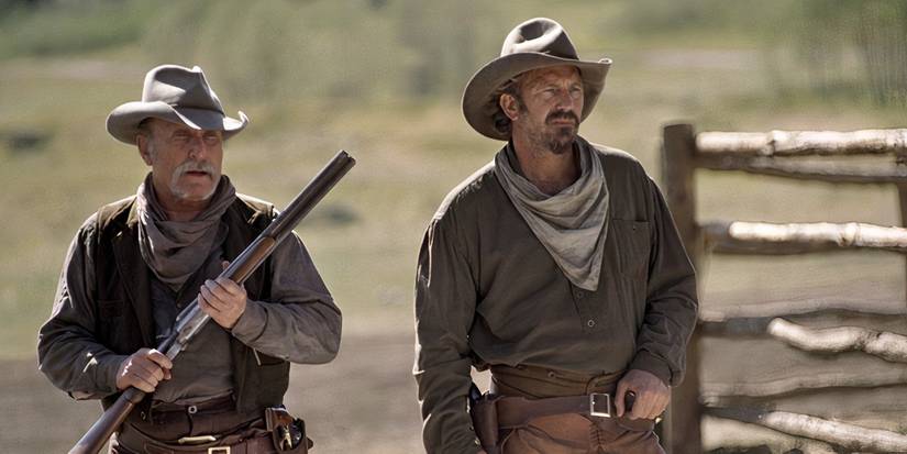 Kevin Costner e Robert Duvall em faixa aberta do lado de fora