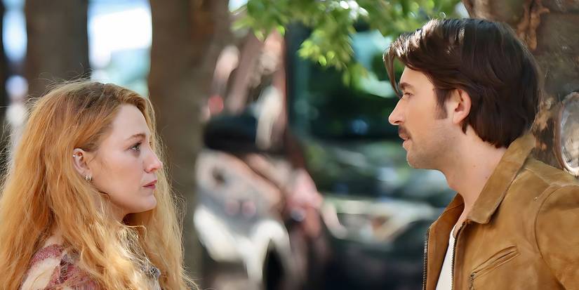 Lily e Atlas compartilham um momento na rua em It Ends with Us