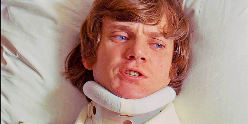 Malcolm McDowell como Alex deitado na cama com um colar cervical em uma imagem personalizada de Laranja Mecânica