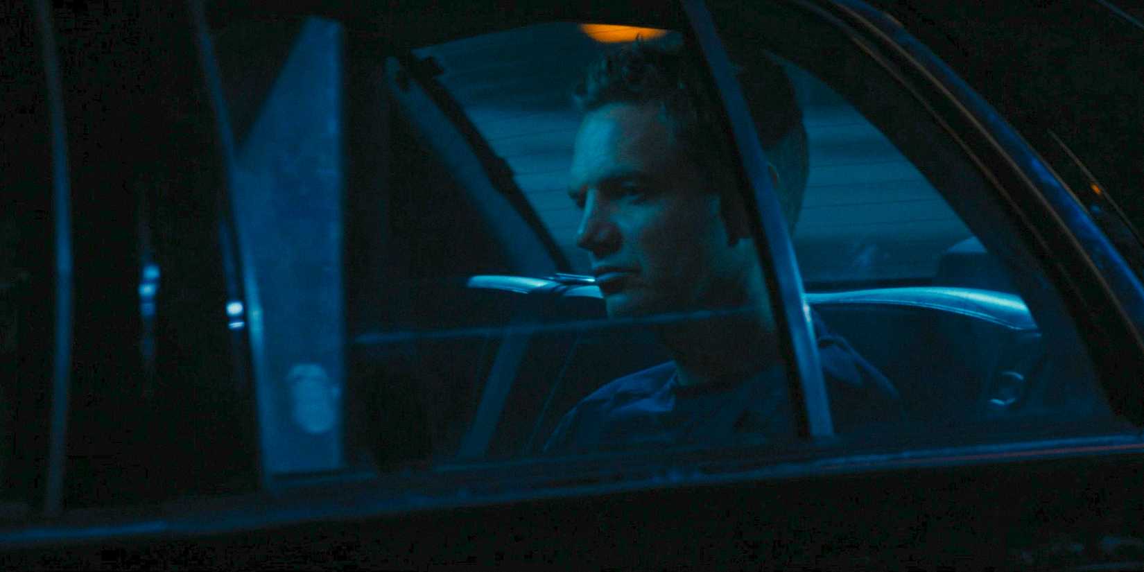 Kyle (Taylor Handley) é preso e levado em um carro de polícia em Mayor of Kingstown Temporada 3 Episódio 10