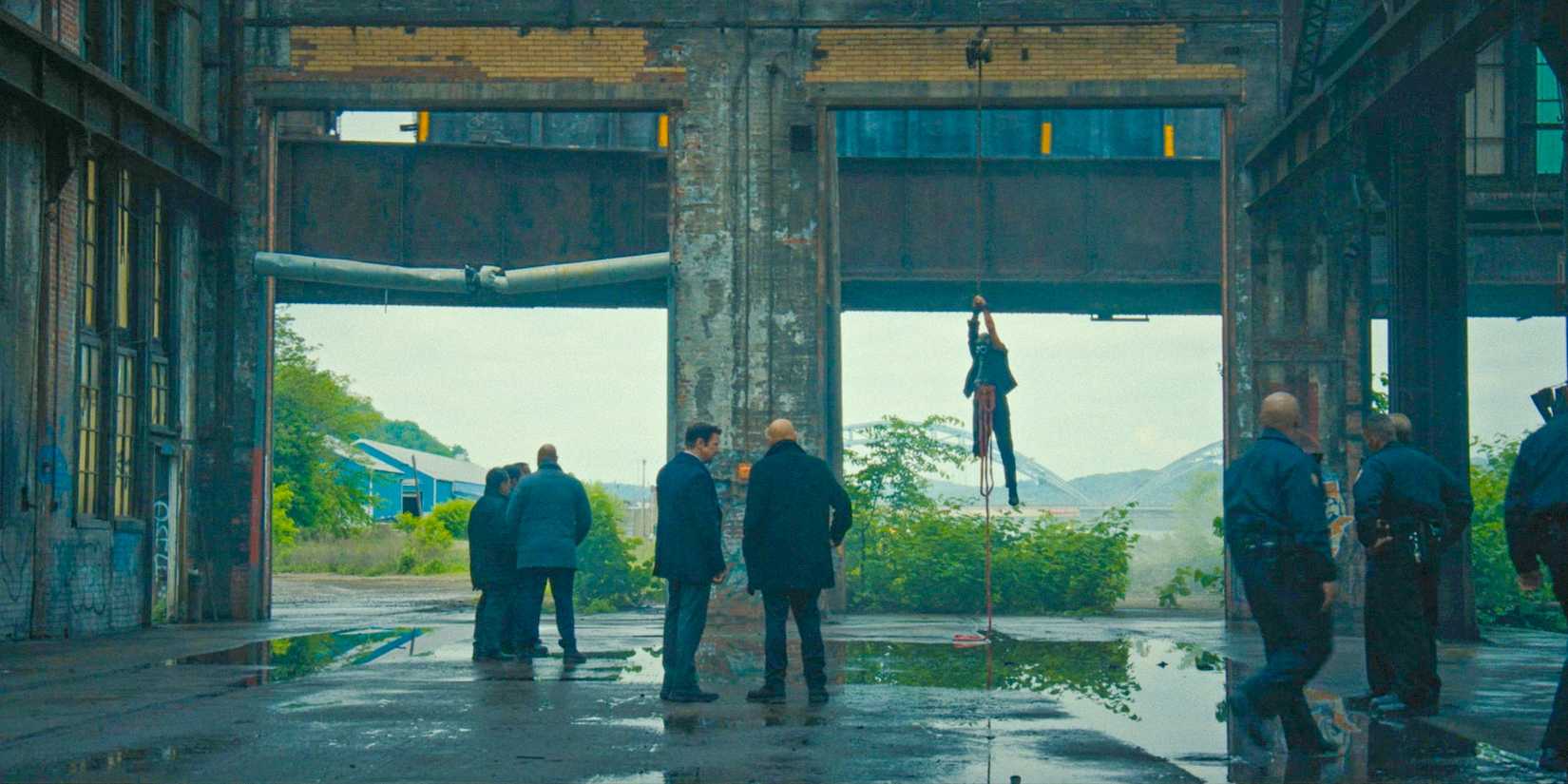 Ian e Mike em cena de Mayor of Kingstown.