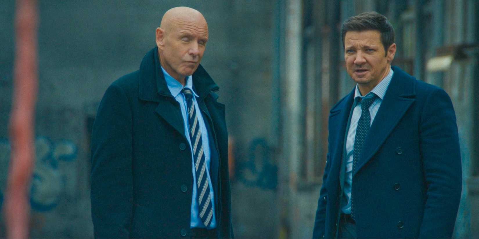 Ian (Hugh Dillon) pede a Mike (Jeremy Renner) para conversar com Evelyn na 3ª temporada de Prefeito de Kingstown, episódio 10